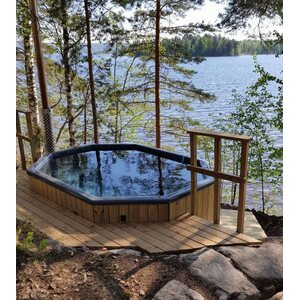 Koriks-Fiiber Kylpytynnyrisetti 1600L lasikuitualtaalla ja kamiinalla