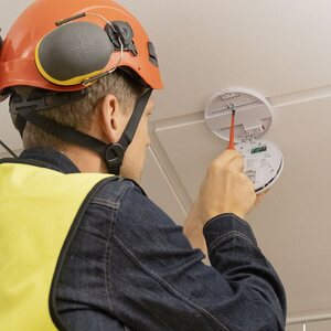 Housegard Palovaroitin SA411S optinen 230V paristovarmennuksella 9V